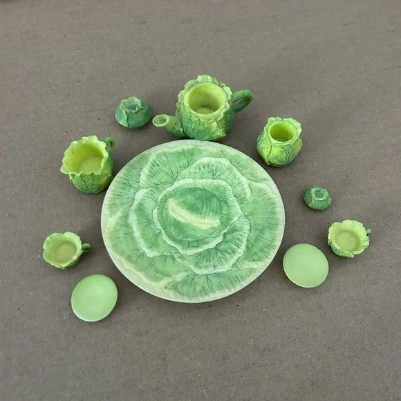 Green Cabbage Leaf Miniature Tea Set - Picture 2 of 3